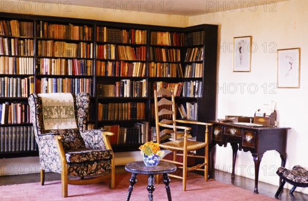Holiday home in the living room with bookshelf and furniture, 1962