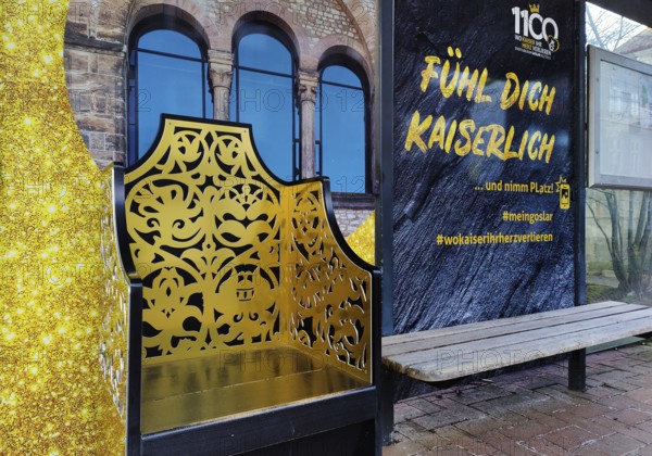 Bus stop in the old town centre with golden Kaiserstuhl and the words Fühl Dich Kaiserlich, Goslar, Lower Saxony, Germany, Europe