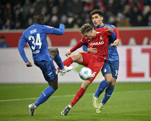 One-on-one, actionValentin Gendrey TSG 1899 Hoffenheim (15) Patrick Osterhage SC Freiburg SCF (06) Stanley Nsoki TSG 1899 Hoffenheim (34) PreZero Arena, Sinsheim, Baden-Württemberg, Germany, Europe