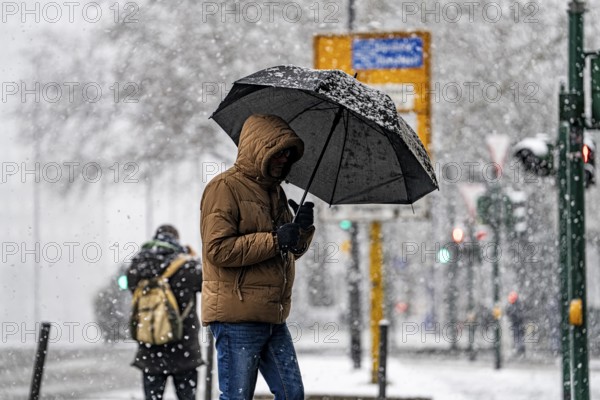 Winter weather, heavy snowfall, city centre traffic, passers-by in the snow, North Rhine-Westphalia, Germany, Europe
