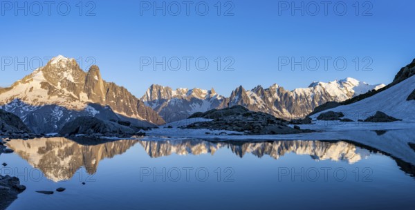 Mountain landscape in the evening light, water reflection in Lac Blanc, mountain peak, Aiguille Verte, Grandes Jorasses, Aiguille du Moine, Mont Blanc, Mont Blanc massif, Chamonix-Mont-Blanc, Haute-Savoie, France, Europe