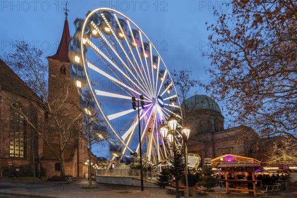 Ferris wheel at the winter village, Christmas market at dusk, St James' Church on the left, St Elisabeth's Church on the right, Jakobsplatz, Nuremberg, Middle Franconia, Bavaria, Germany, Europe