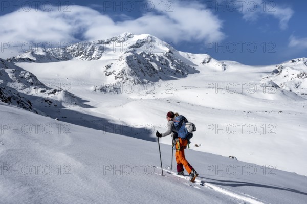 Ski tourers, behind the summit of Monte Cevedale, snow-covered mountain landscape, Ortler Alps, Vinschgau Valley, Italy, Europe