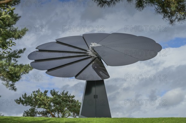 Solar plant shaped like a flower, Smartflower, Autostadt Volkswagen, Wolfsburg, Lower Saxony, Germany, Europe