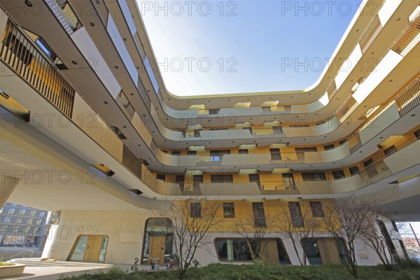 Modern golden building Pandion Doxx, golden, residential complex, inner courtyard, customs harbour, Neustadt, Mainz, Rhine-Hesse region, Rhineland-Palatinate, Germany, Europe
