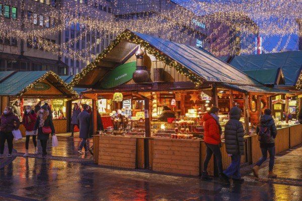 Essen, North Rhine-Westphalia, Germany - Christmas market in Essen in times of the corona pandemic under 2G conditions. Visitors to Kennedyplatz must be recovered or vaccinated. Masks are not compulsory in Essen's pedestrian zone, but wearing a mask is recommended