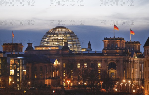 Reichstag, building, evening mood, flags, sky, German flags, Kuippel, capital, architecture, clouds, parliament, Spree, feature, symbolic image, Berlin, Berlin, Germany, Europe