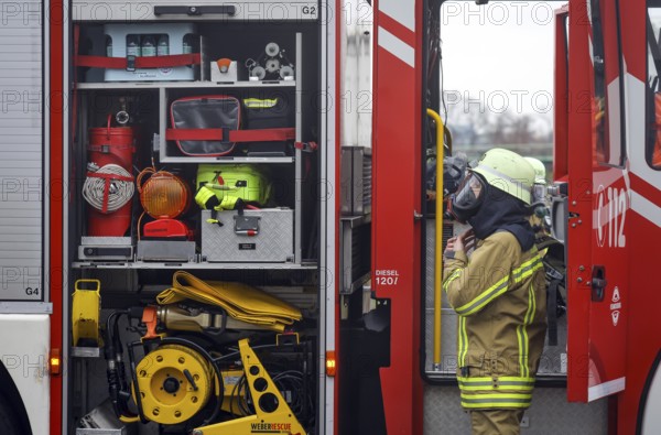 Duisburg, North Rhine-Westphalia, Germany, firefighting exercise, people are rescued from a burning flat. Firefighter returns to the fire engine after the operation. Press event: Federal Chancellor Olaf Scholz visits Fire Engine 530 of the Duisburg Volunteer Fire Brigade at Fire and Rescue Station 5 in Homberg. Together with a training unit of the professional fire brigade, the fire brigade school is also housed there, Europe