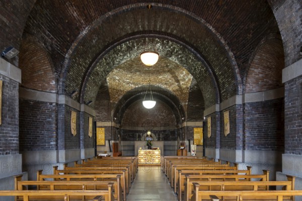 Altar and chapel, Lutyens Crypt, Liverpool Metropolitan Cathedral. Liverpool, England, UK