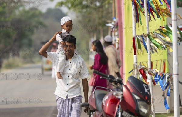KAYAKUCHI, INDIA - MARCH 31: Muslim man with his children arrives to perform Eid al-Fitr prayer at Eidgah in Kayakuchi, India on March 31, 2025. Muslims around the world are celebrating the Eid al-Fitr holiday, which marks the end of the fasting month of Ramadan