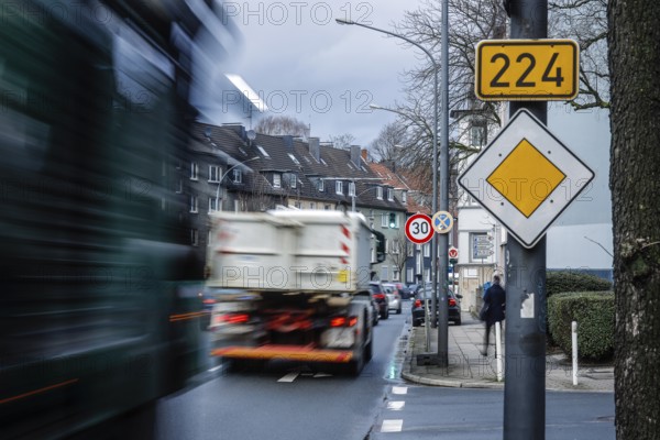 After-work traffic in the low emission zone on the B 224 Alfredstraße in Essen Rüttenscheid, 30 km/h speed limit in one section, Essen, Ruhr area, North Rhine-Westphalia, Germany, Europe