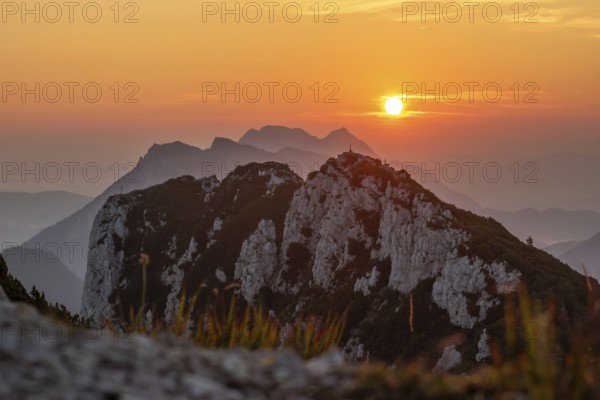 Sunrise in the nature reserve Eastern Chiemgau Alps with Hörndlwand and behind it Rauschberg and Zwiesel, Hochstaufen, Bavaria, Germany, Europe
