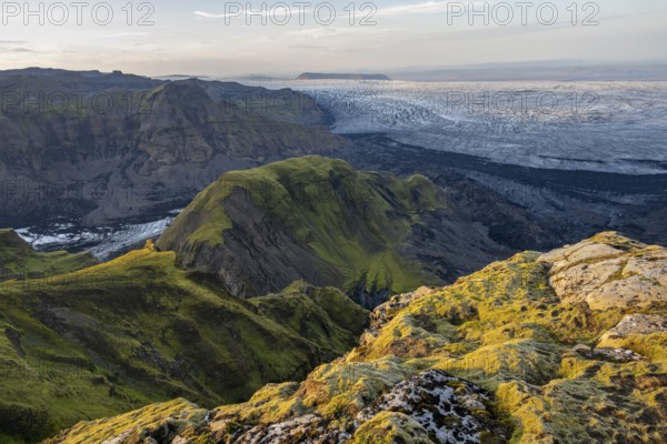 Impressive landscape with mountains and glaciers in the evening light, glacier tongues Huldujökull and Kötlujökull, Myrdalsjökull glacier, Pakgil, Iceland, Europe