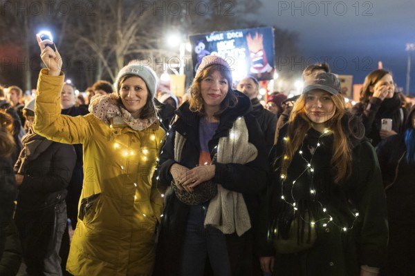 Participants with fairy lights at the demonstration under the motto Sea of Lights against the shift to the right in front of the Brandenburg Tor. The demonstration is directed against the general shift to the right in Germany by the AfD and CDU, among others, and in the USA by Donald Trump and Elon Musk, among others. Berlin, 25.01.2025
