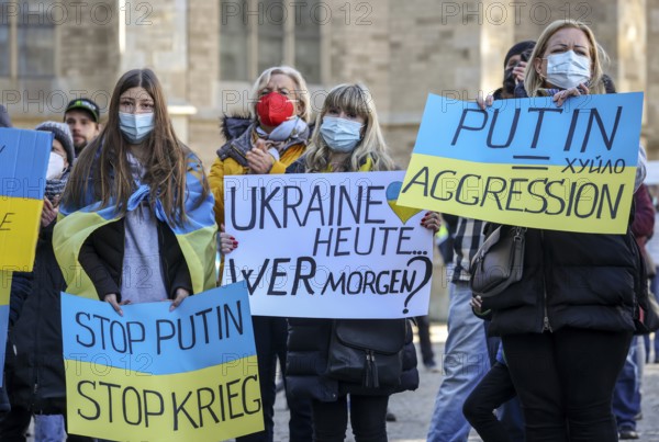 Wesel, North Rhine-Westphalia, Germany, Demonstration against Putin's war in Ukraine. Peace demonstration and solidarity rally for Ukraine on the large market square in Wesel. In times of the corona pandemic, all demonstrators wear masks, Europe
