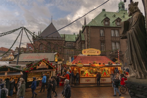 Christmas market at the historic town hall of the Hanseatic city of Bremen, market square in the old town, holy statue at St. Peter's Cathedral, Christmas decorations, stalls, Germany, Europe