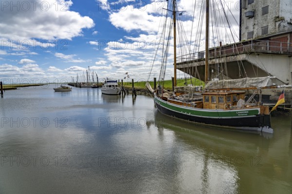 Sailing boat in Süderhafen harbour, Nordstrand peninsula, Nordfriesland district, Schleswig-Holstein, Germany, Europe