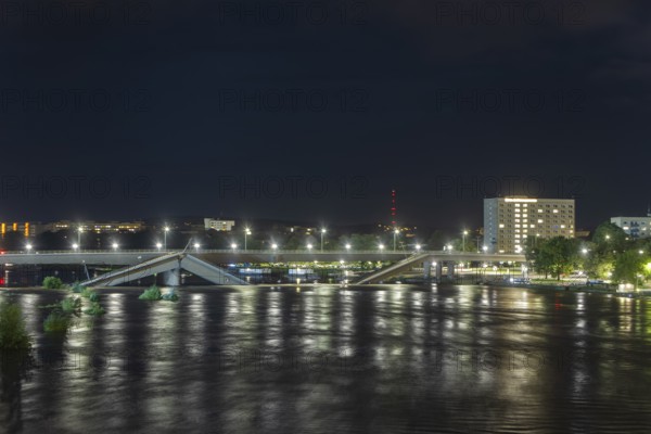 In the early hours of the morning, a section of the Carola Bridge collapsed for unknown reasons. Over a length of around 100 metres, the section on which the trams normally run has collapsed into the Elbe. The partial demolition has been completed. The flood waters are rising, partial collapse of the Carola Bridge in Dresden, Dresden, Saxony, Germany, Europe