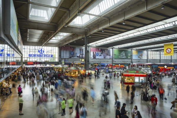 People with blurred outlines, railway station concourse, main station, Munich, Upper Bavaria, Bavaria, Germany, Europe