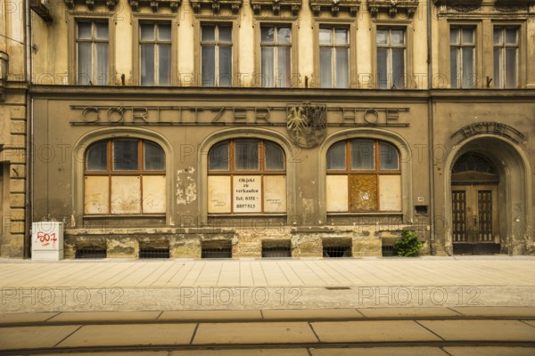 Facade of an old closed hotel, Goerlitzer Hof, in need of renovation, GDR architecture, city centre, Goerlitz, Free State of Saxony, Germany, Europe