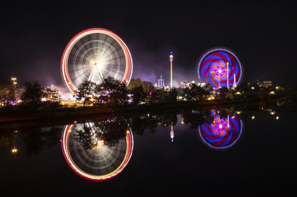 Night shot, overview, reflection in the river Neckar, Ferris wheel, Europa Rad, Gladiator, rides, movement, movement effect, Cannstatter Wasen, folk festival, Bad Cannstatt, Stuttgart, Baden-Württemberg, Germany, Europe