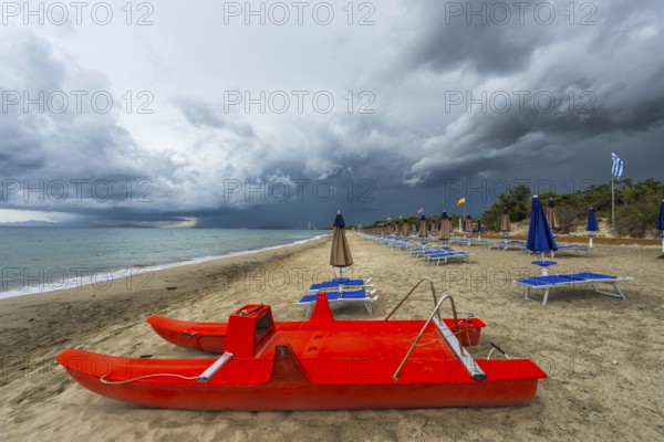 Empty beach, dramatic, gloomy sky, weather, clouds, thunderstorm, stormy, stormy weather, coast, Mediterranean, Mediterranean, crisis, rainy weather, tourism, tourism crisis, Follonica, Tuscany, Italy, Europe