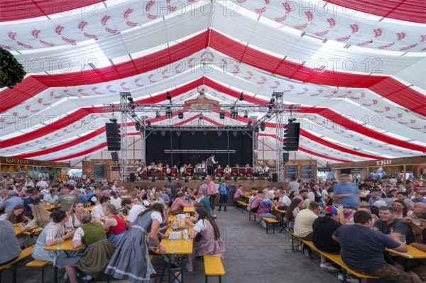Music band in the well-attended beer tent at the time of the Kulmbach Beer Week, Kulmbach, Upper Franconia, Bavaria, Germany, Europe