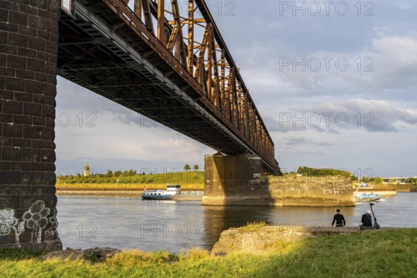 The railway bridge Duisburg-Hochfeld-Rheinhausen, over the Rhine, regional trains and many goods trains cross the Rhine here, from 1950, steel truss bridge, Duisburg, North Rhine-Westphalia, Germany, Europe