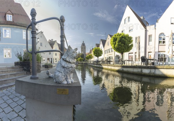 Bronze sculpture by Cornelia Brader: City tomcat Chicco at the city stream, behind it Our Lady's Church, Memmingen, Allgäu, Bavaria, Germany, Europe