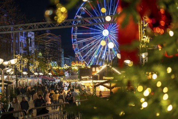 Christmas market in the city centre of Duisburg, Kuhstraße, Königstraße, with Ferris wheel, North Rhine-Westphalia, Germany, Europe