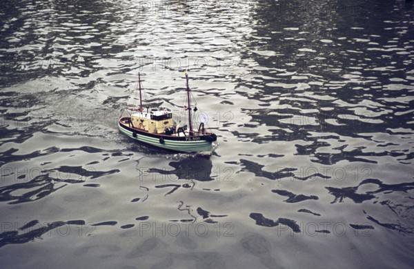 Modell MFV Ocean Harvester Fischerboot auf einem Bootsteich, Großbritannien 1975