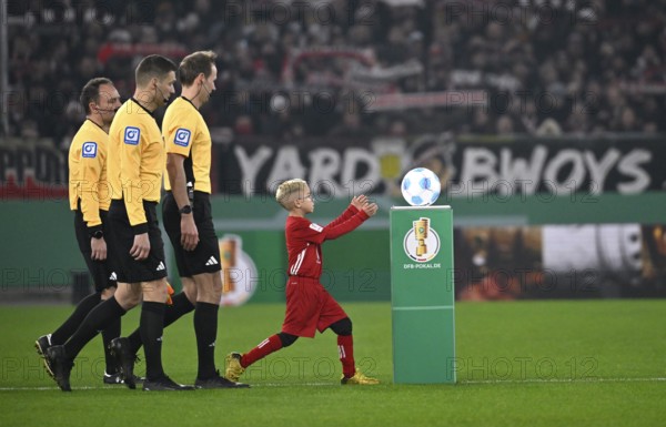 Cup match, ball boy Ballkind takes Adidas Derbystar match ball from the podium, referee Referee Sascha Stegemann assistant referee Christoph Günsch, Frederick Assmuth, DFB Cup, MHPArena, MHP Arena Stuttgart, Baden-Württemberg, Germany, Europe