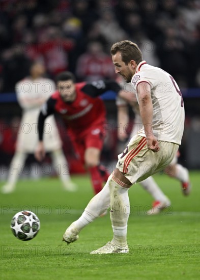 Penalty, penalty kick Goal kick Action Goal chance Harry Kane FC Bayern Munich FCB (09) UEFA Champions League Allianz Arena, Munich, Bavaria, Germany, Europe