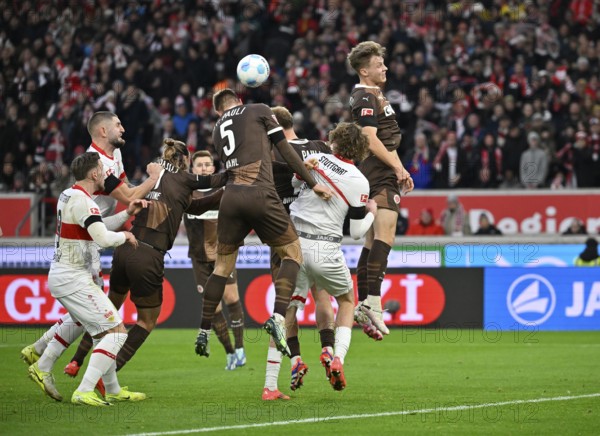 Penalty area scene, goal area scene header duel duel action Hauke Wahl FC St. Pauli (05) Nick Woltemade VfB Stuttgart (11) MHPArena, MHP Arena Stuttgart, Baden-Württemberg, Germany, Europe