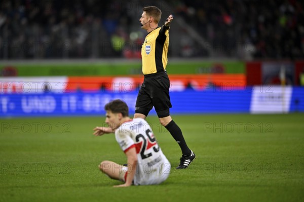Referee Referee Christian Dingert Gesture Gesture Whistles foul on Anthony Rouault VfB Stuttgart (29) Voith-Arena, Heidenheim, Baden-Württemberg, Germany, Europe