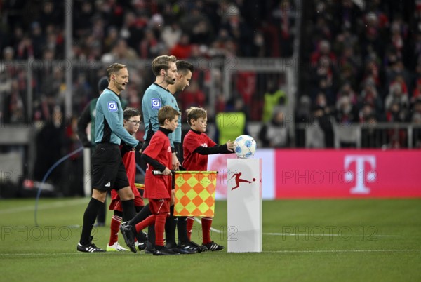 Ball boy, ball kids, take match ball from podium, logo, referee team around referee Daniel Schlager, Sven Waschitzki-Günther, Arno Blos, Allianz Arena, Munich, Bavaria, Germany, Europe