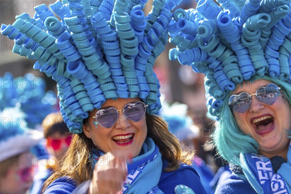 Rose Monday parade in Düsseldorf, groups of carnival societies and other participants in the street carnival, North Rhine-Westphalia, Germany, Europe
