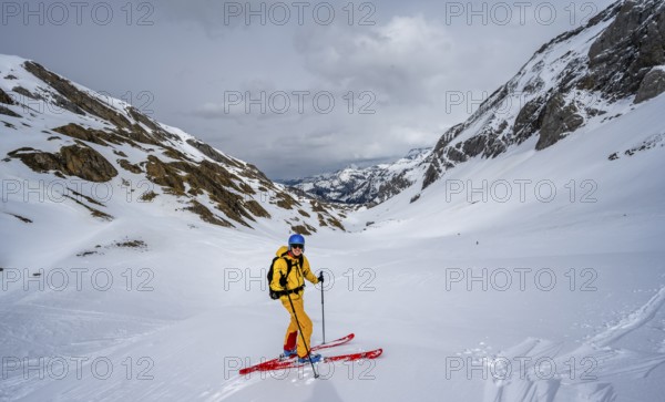 Ski tourers ascending from the Iffigtal to the Wildhornhütte, snow-covered mountain landscape, Bernese Alps, Bernese Oberland, Switzerland, Europe