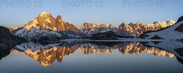 Evening mood, mountain landscape at sunset, alpenglow, water reflection in Lac Blanc, mountain peak, Aiguille Verte, Grandes Jorasses, Aiguille du Moine, Mont Blanc, Mont Blanc massif, Chamonix-Mont-Blanc, Haute-Savoie, France, Europe