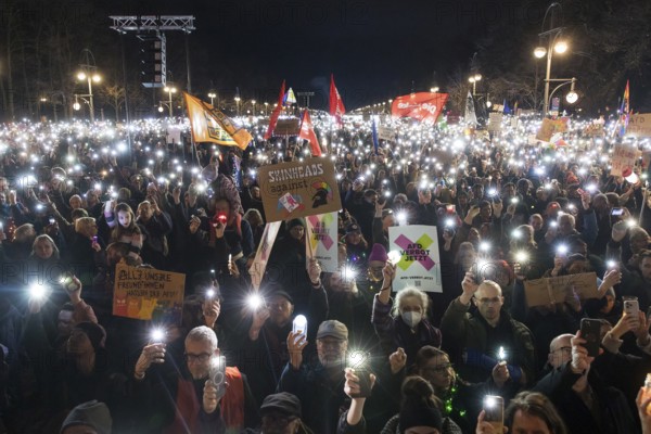 Overview of the demonstration in front of the Brandenburg Tor under the motto Sea of lights against the shift to the right . The demonstration is directed against the general shift to the right by the AfD and CDU, among others, and in the USA by Donald Trump and Elon Musk, among others. Berlin, 25.01.2025