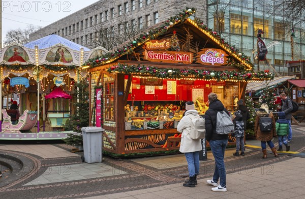 Essen, North Rhine-Westphalia, Germany - Christmas market in Essen in times of the corona pandemic under 2G conditions. Visitors to Kennedyplatz must be recovered or vaccinated. Masks are not compulsory in Essen's pedestrian zone, but wearing a mask is recommended