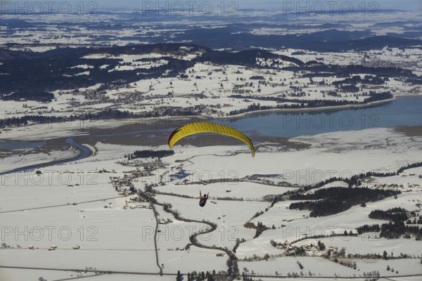 Panorama of the Tegelberg massif, paragliders, behind them Forggensee, Ostallgäu, Allgäu, Swabia, Bavaria, Germany, Europe