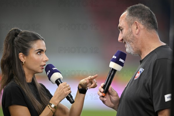 TV presenter Lea Wagner in an interview, microphone, logo, SWR, gesture, gesticulation, portrait, with coach Frank Schmidt 1. FC Heidenheim 1846 FCH, Voith-Arena, Heidenheim, Baden-Württemberg, Germany, Europe