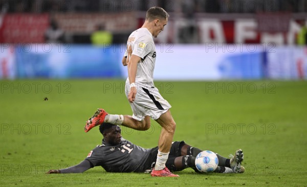 One-on-one, action Florian Wirtz Bayer 04 Leverkusen (10) against Alphonso Davies Bayern FC Munich FCB (19) Allianz Arena, Munich, Bavaria, Germany, Europe