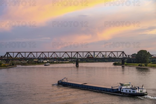 The railway bridge Duisburg-Hochfeld-Rheinhausen, over the Rhine, regional trains and many goods trains cross the Rhine here, from 1950, steel truss bridge, Duisburg, North Rhine-Westphalia, Germany, Europe