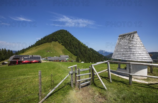 Chapel on the Oberwiesalm with Faistenauer Schafberg, Osterhorn group, Salzkammergut, Salzburg province, Austria, Europe