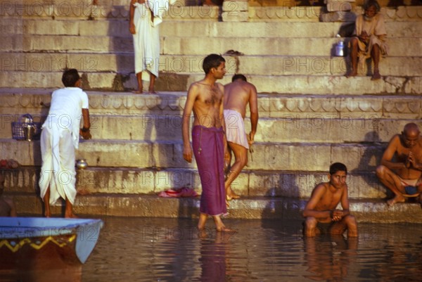 Hinduisten beim Baden im heiligen Fluss Ganges in Varanasi, Indien