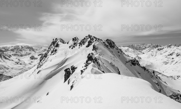 View of mountain panorama with mountain peaks of the Bernina group, mountain landscape in winter on the Scalettahorn, Grisons Haute Route, Albula Alps, Rhaetian Alps, Grisons, Switzerland, Europe