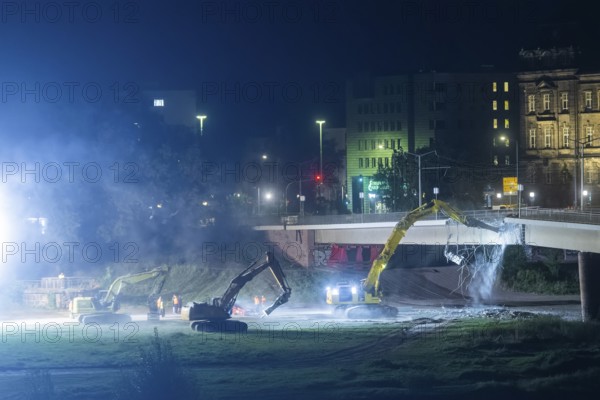 In the early hours of the morning, a section of the Carola Bridge collapsed for unknown reasons. Over a length of around 100 metres, the section on which the trams normally run collapsed into the Elbe. Demolition of the collapsed section of the bridge began during the night of 13 September, and heavy equipment was used for this purpose. Demolition of the collapsed bridge sections of the Carola Bridge in Dresden, Dresden, Saxony, Germany, Europe