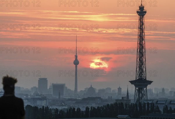 Sunrise in Berlin, Radio Tower, Television Tower, 06.09.2024, Berlin, Berlin, Germany, Europe